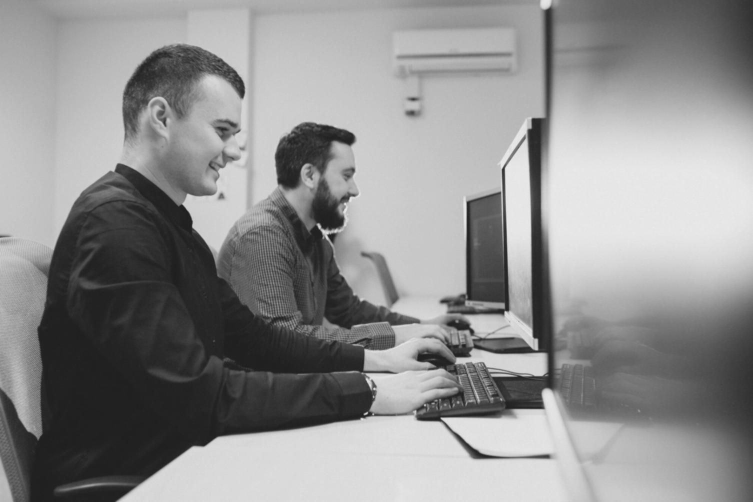 Équipe graquexilotra travaillant sur des solutions de surveillance informatique
